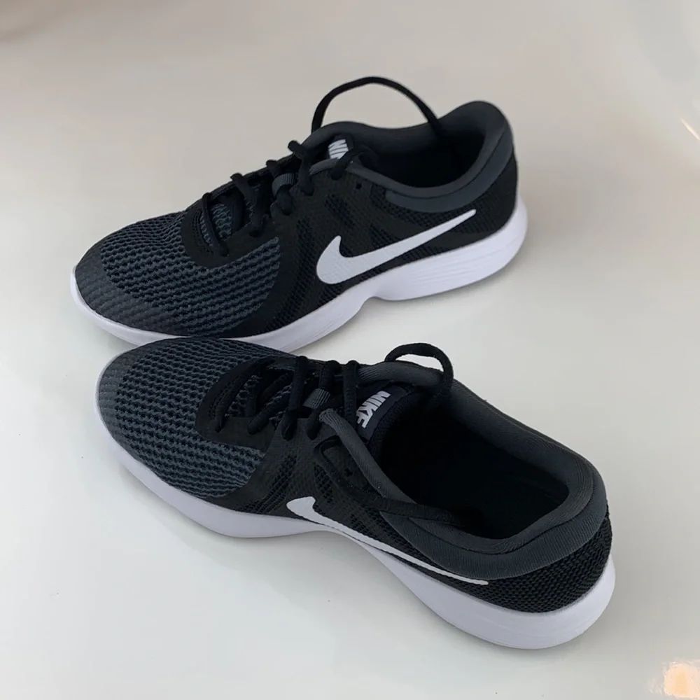 NWT! Nike  Revolution 4 (WIDE) GS 6 Youth - Picture 7 of 11